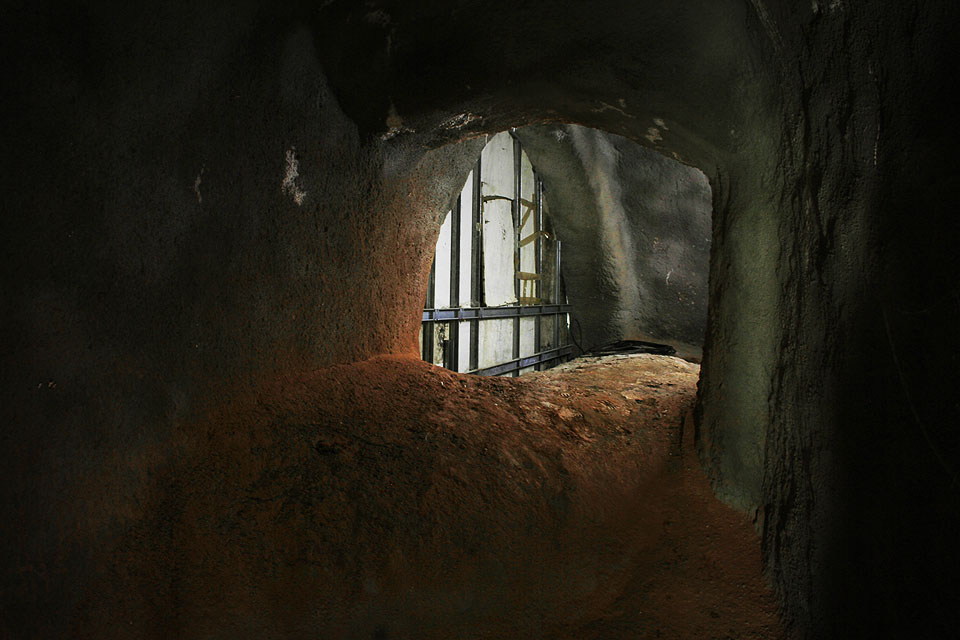 Severní část Orlí ulice u křižovatky s Masarykovou je pravděpodobně nejhustěji provrtaným místem v brněnském podzemí. Vícepatrové sklepy různého stáří ze všech okolních domů se zde střetávají s trasou kolektoru a pletivem inženýrských sítí.