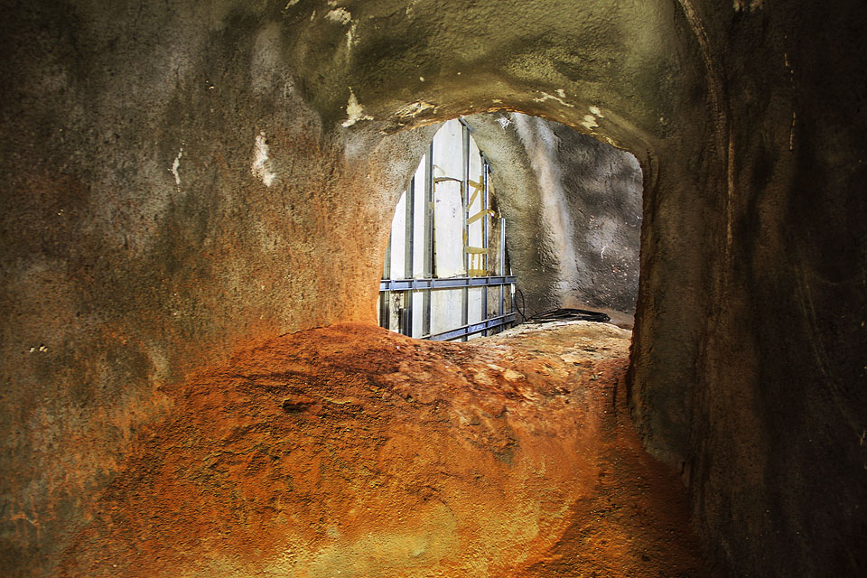 Při ražení kolektoru v 90. letech 20. století dostaly zbytky sklepení pod ulicí sterilní betonově šedý pokryv. Na jediném místě za stěnou, která odděluje sklepení od skladu piva podzemní restaurace, lze ještě narazit na pravé bahno, promísené s drolivem z cihelné klenby.