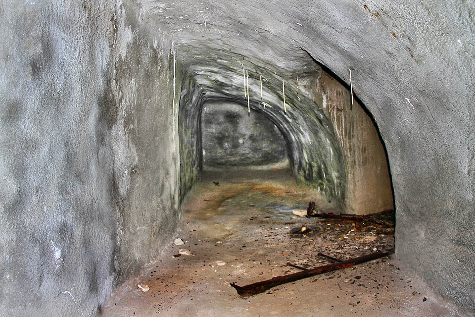 Hlubší část sklepení zaujímá sál obdélníkového půdorysu, který je šikmo seseknut trasou sekundárního kolektoru pod Orlí ulicí.