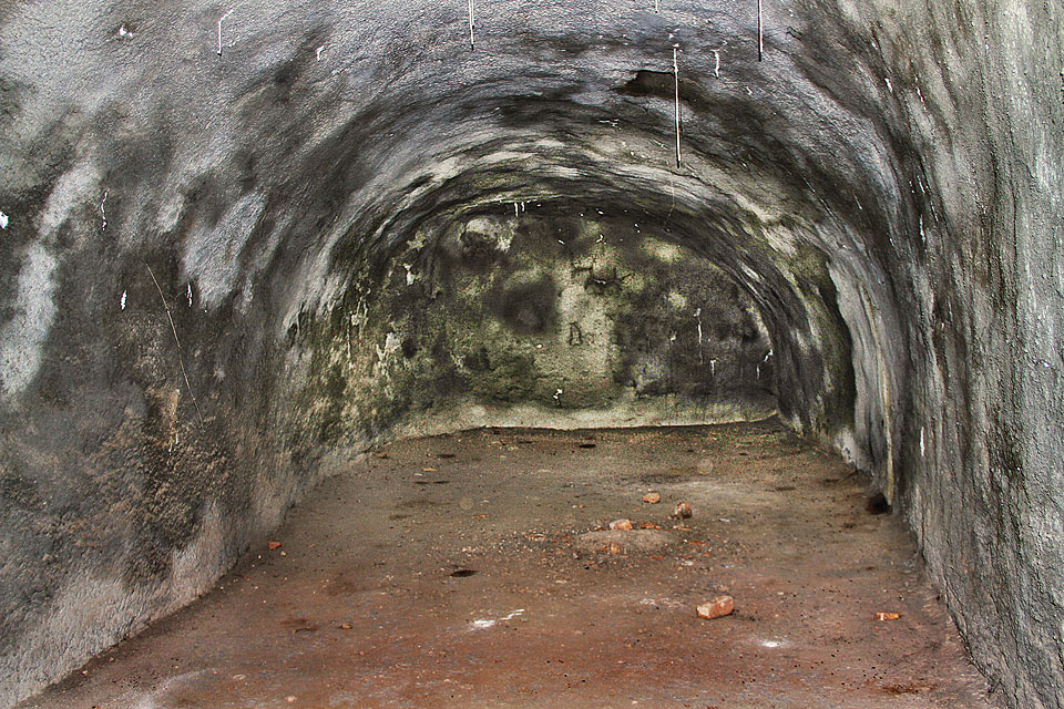Pouze v nejvýchodnější části prostor pod Orlí ulicí zůstala zachována zaklenutá část sklepa v původní šířce, neukousnuté kolektorem.