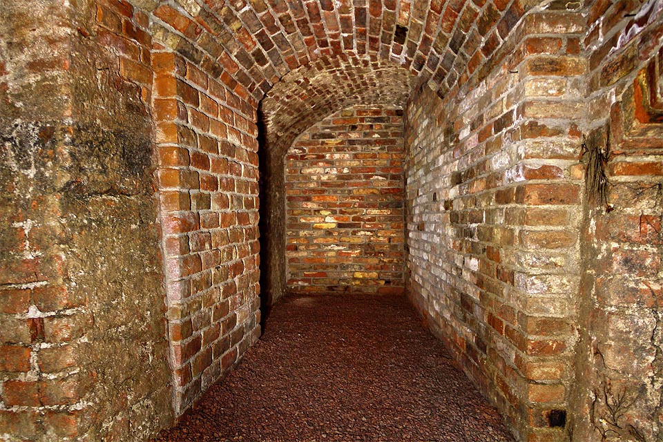 Pohled na opačný konec chodby. Zazděna byla proto, že těsně za ní prochází od 90. let 20. století sekundární kolektor. Nebýt jeho nešetrné výstavby, bylo tudy možné dojít až do labyrintu pod domem č. 11.