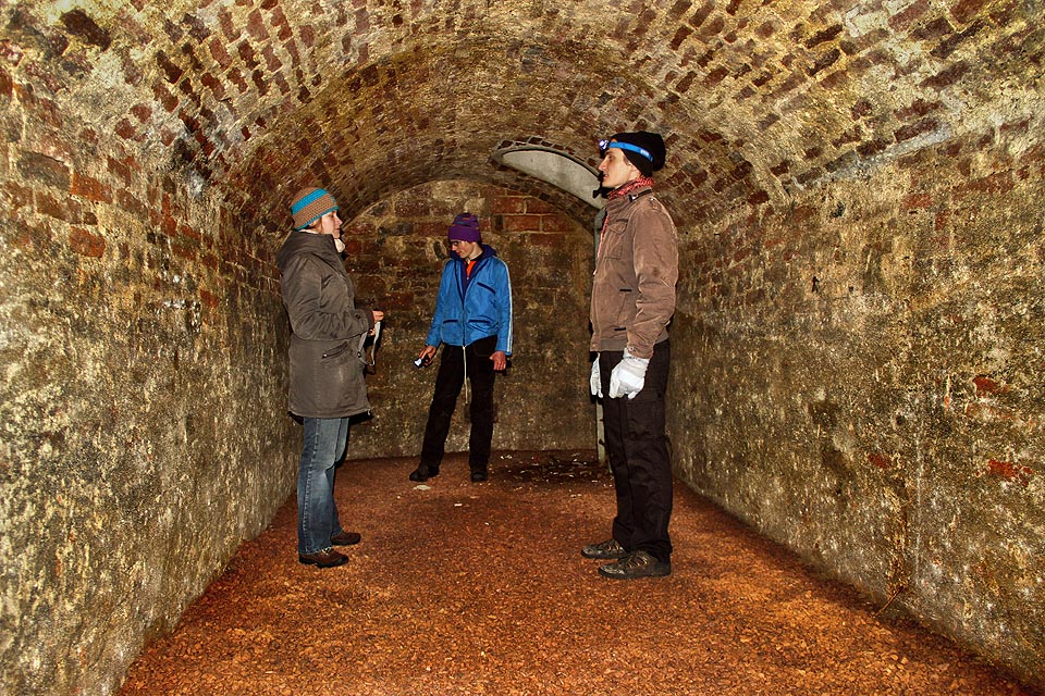 Místa je tu dostatek na přespání celého oddílu. V místnosti lze také pěkně zpívat, recitovat nebo jen tak klábosit. Odvážnější mohou zkusit na štěrku i tančit.