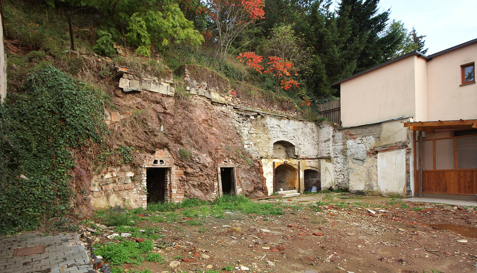 Sklepení za domem Pražská 40