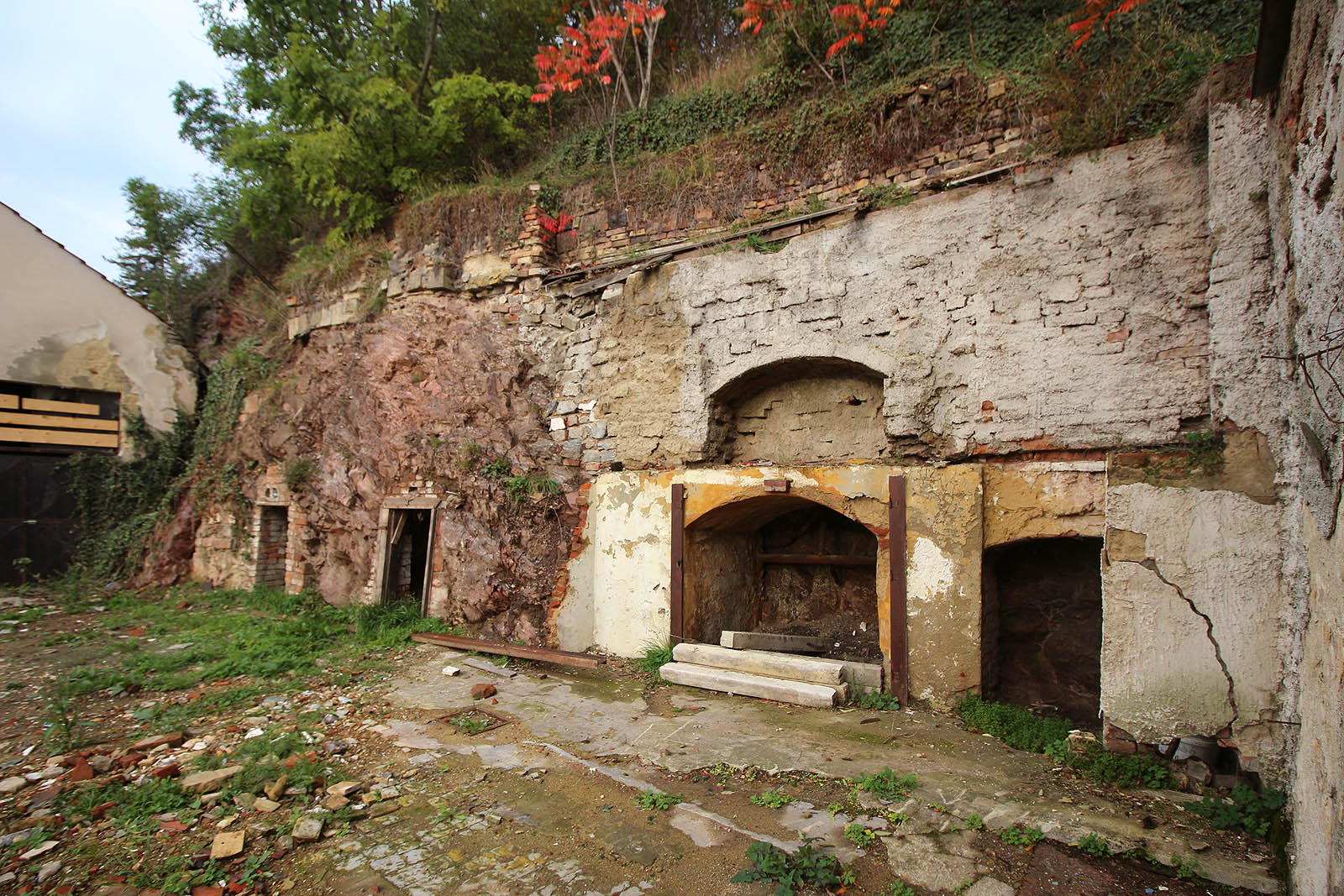 Sklepy se v roce 2017 nacházely pod městským pozemkem a lze tak usoudit, že byly původně ve skále vyraženy tajně a bez povolení. Ostatně kdo by ho, tady na skalnaté stráni, řešil. Živelně poslepované zídky na skále dodávají místu pitoreskně romantického vzhledu.
