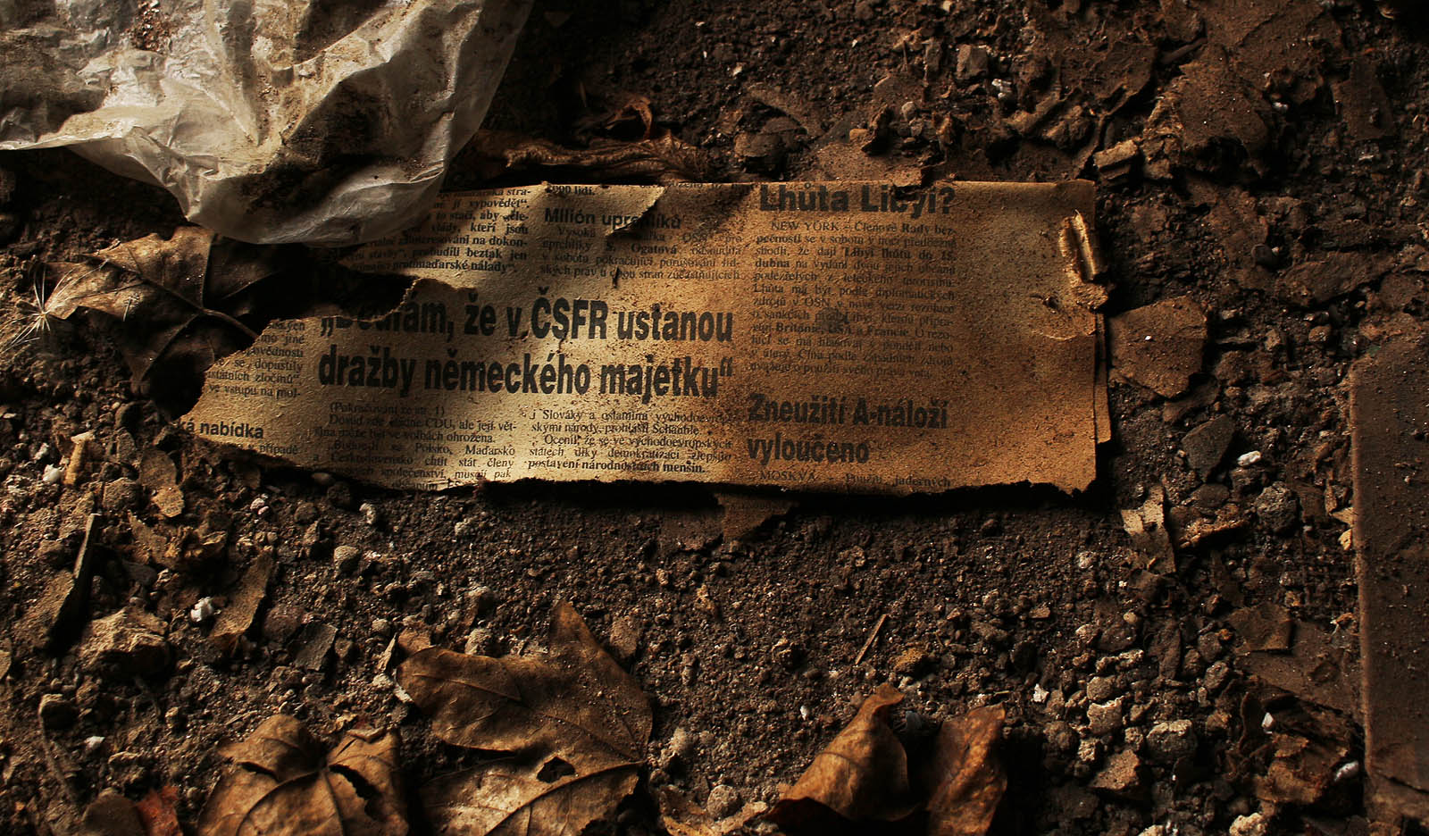 Fragment novinového papíru nás ujišťuje, že se za poslední čtvrtstoletí mnoho nezměnilo. Tématem jsou stále uprchlíci, v Německu se předpokládá vítězství CDU, jejíž volební zisky ovšem oslabují, Čechům a Slovákům Němci sdělují, co musí udělat, aby byli součástí EU, a USA, Británie a Francie nepřestávají dávat Libyi ultimáta. O jaderných zbraních v Rusku ani nemluvě. 