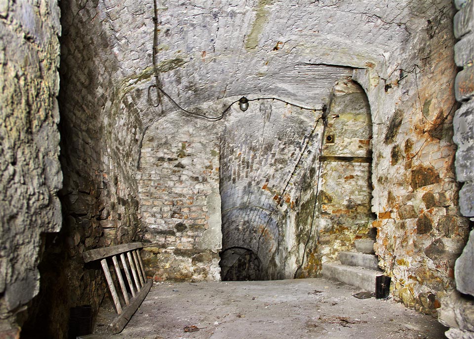 Jižní část sklepů pod františkánským klášterem: odsud kdysi vedlo do konventu druhé schodiště (vpravo), dnes zaslepené.
