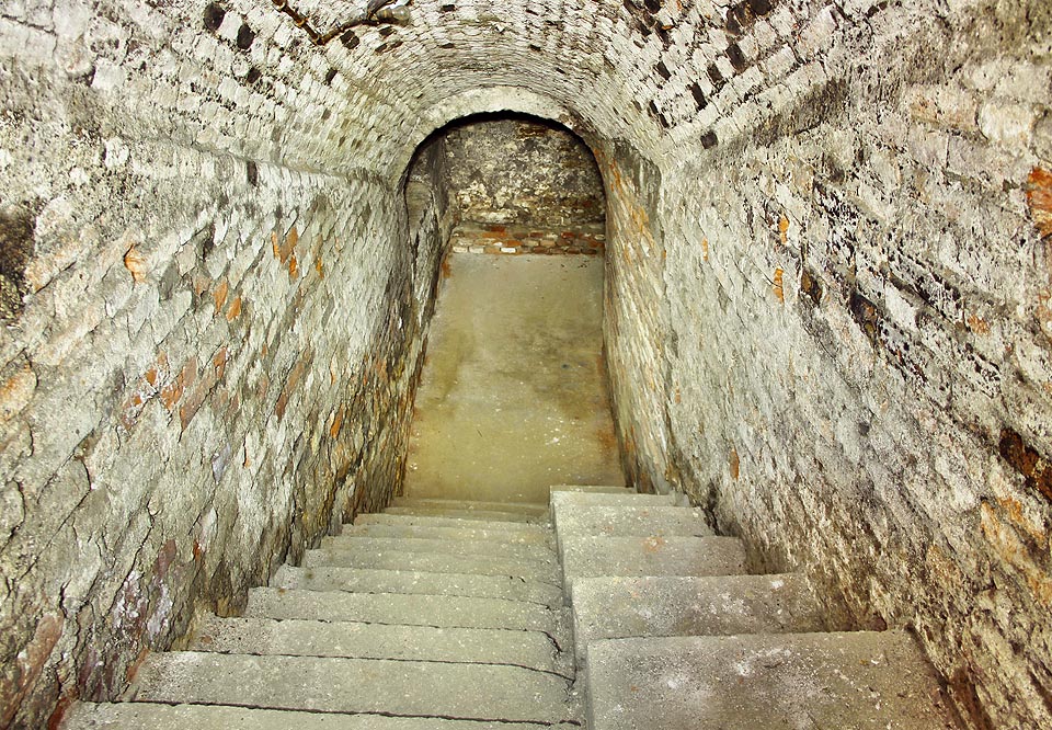 Schodiště do nejjižnějšího sálu bylo provedeno ve dvou výškách schodů - snad zde měla být nájezdová rampa?