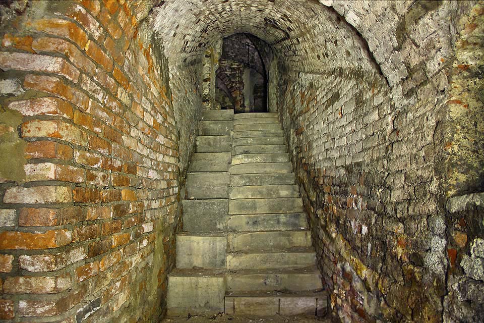 Schodiště do nejjižnějšího sálu františkánských sklepení zespodu.