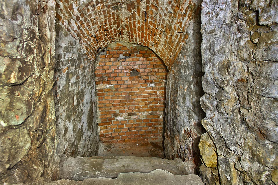 Chodba se schodištěm vedoucím do složitých a nepravidelných sálů pod Římským náměstím byla při rekonstrukci v 80. letech 20. století zasypána a zazděna.