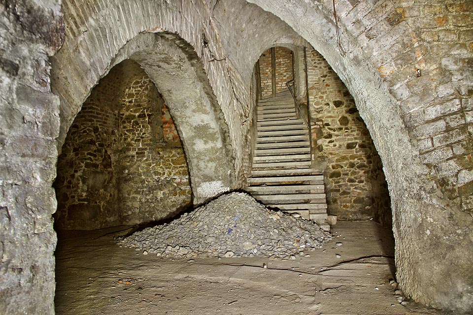 Nejmalebnějším místem ve sklepení je bezesporu sál s trojitými pasy. Vlevo lze spatřit původní okno, později zazděné, protože se dostalo pod úroveň okolního terénu (který se v průběhu středověku zvýšil o několik metrů).