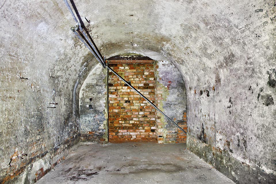 Jedna z chodeb vedoucích pod východní část kláštera. Také zde stojí v cestě moderní zazdívka.