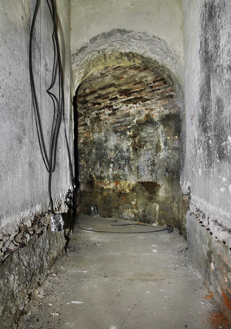 Část chodeb byla bohužel sanována také armovanými betonovými nástřiky stěn s jejich nenapodobitelnou šedivostí.