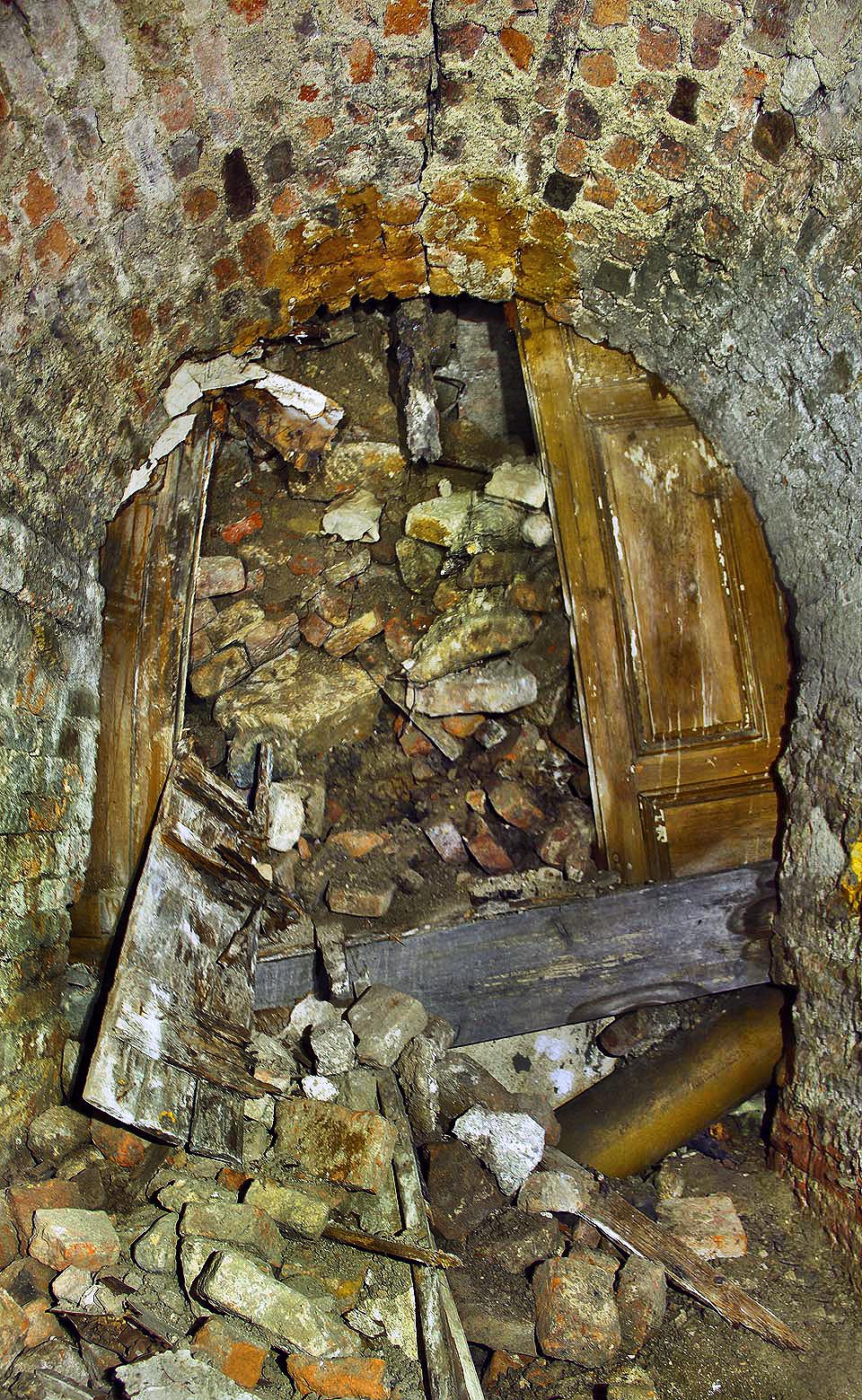 Původní rozsah sklepení včetně hostinců na severní straně Římského náměstí byl skoro trojnásobný. Bohužel spojovací chodby vypadají od konce 20. století takto. Sklepy pod domem č. 497 byly zasypány v roce 2000.