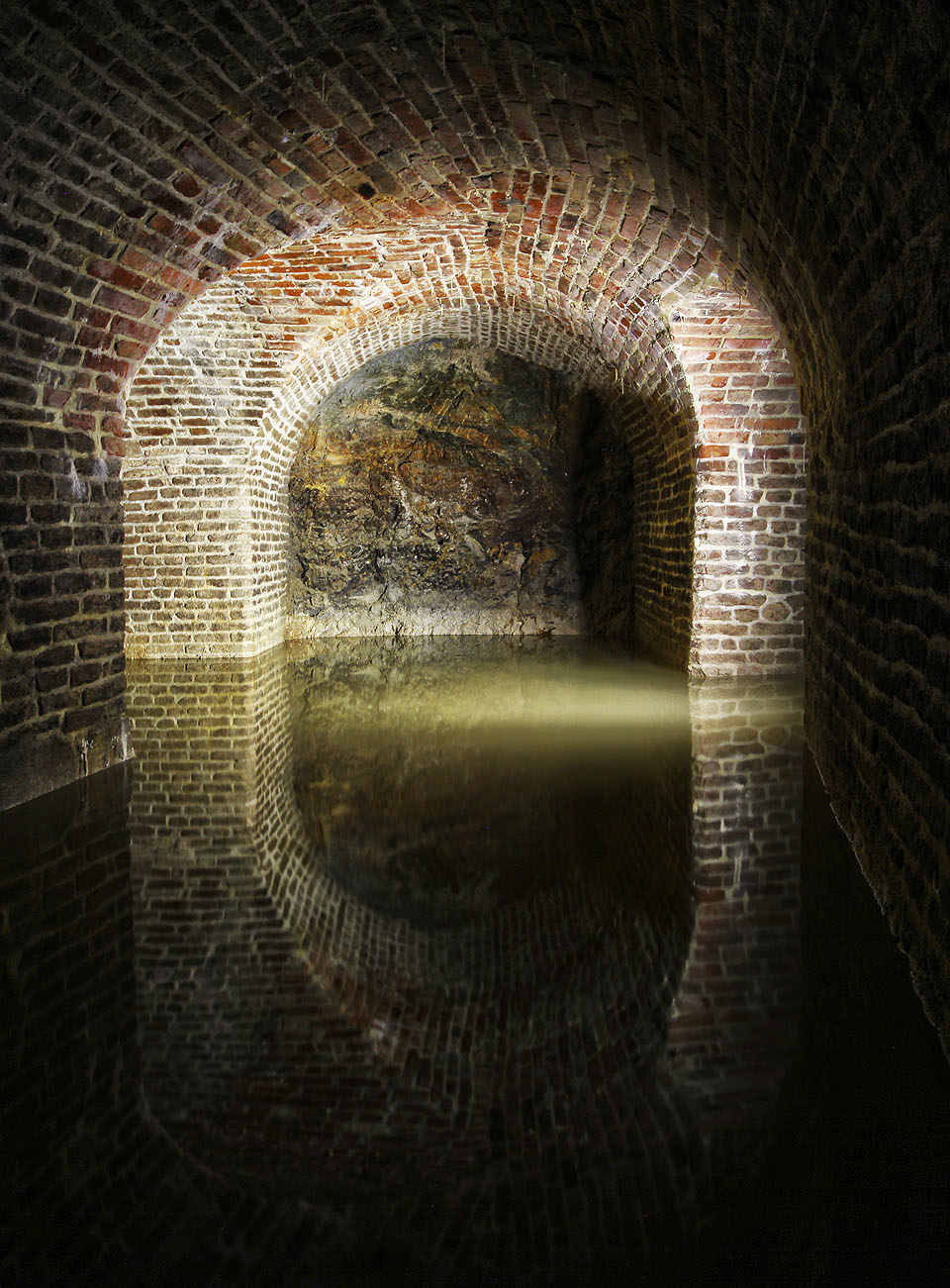 Pít nazelenalou vodu z »podzemního jezera pod Petrovem« se nicméně nedoporučuje. Před staletími dostali konzumenti vody z nedalekého Pramene zdraví (Fons salutis) tyfus.