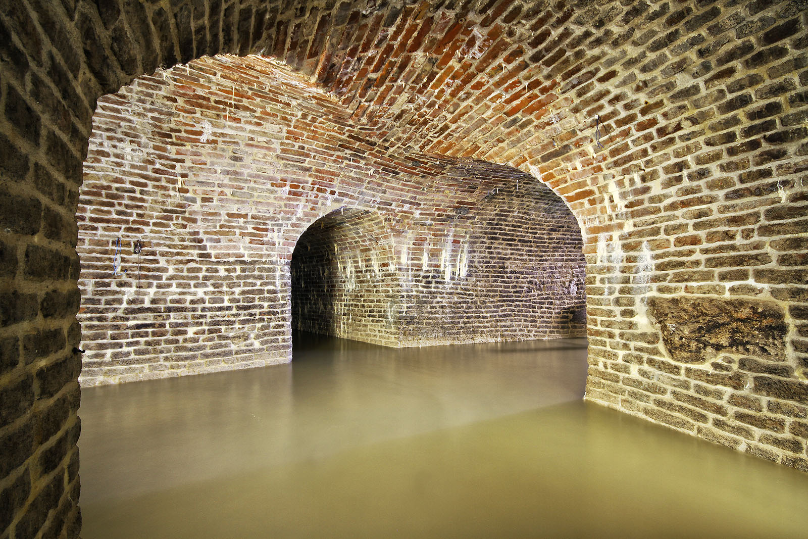 Jedno z křížení chodeb ve sklepech pod Fajfkou. Pokud hladina vody vystoupá ještě o pár centimetrů výš, dá se tu projíždět na lodi.