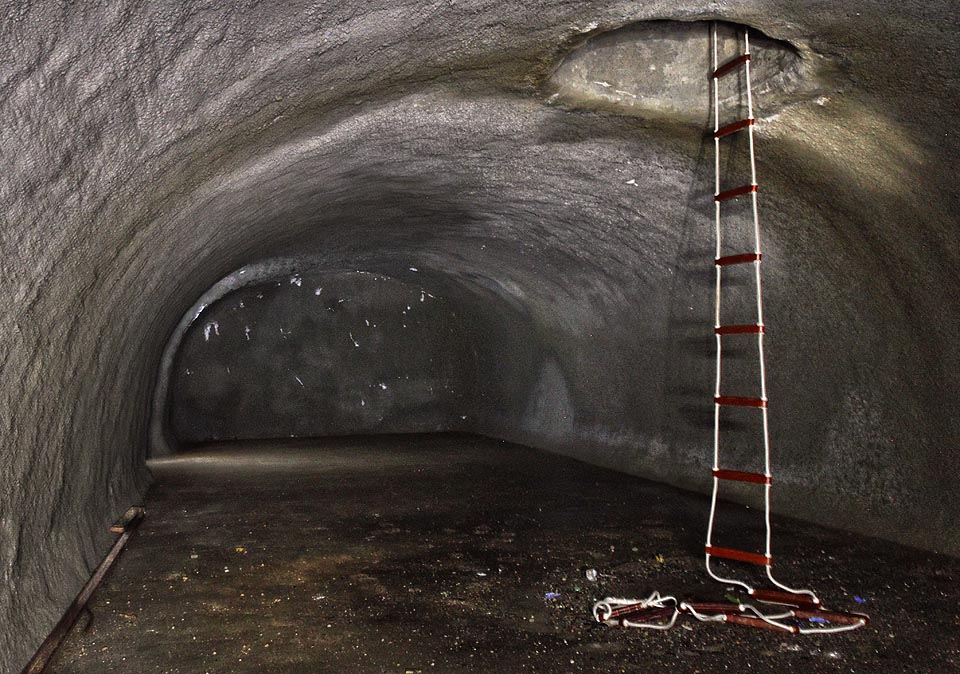 První pohled padne na klenutou, betonem zpevněnou chodbu, ve vzdálenější části se slibným průchodem do dalších podzemních prostor. Bohužel beton kraluje na stěnách i podlaze a tak z původního díle nespatříme vlastně vůbec nic.