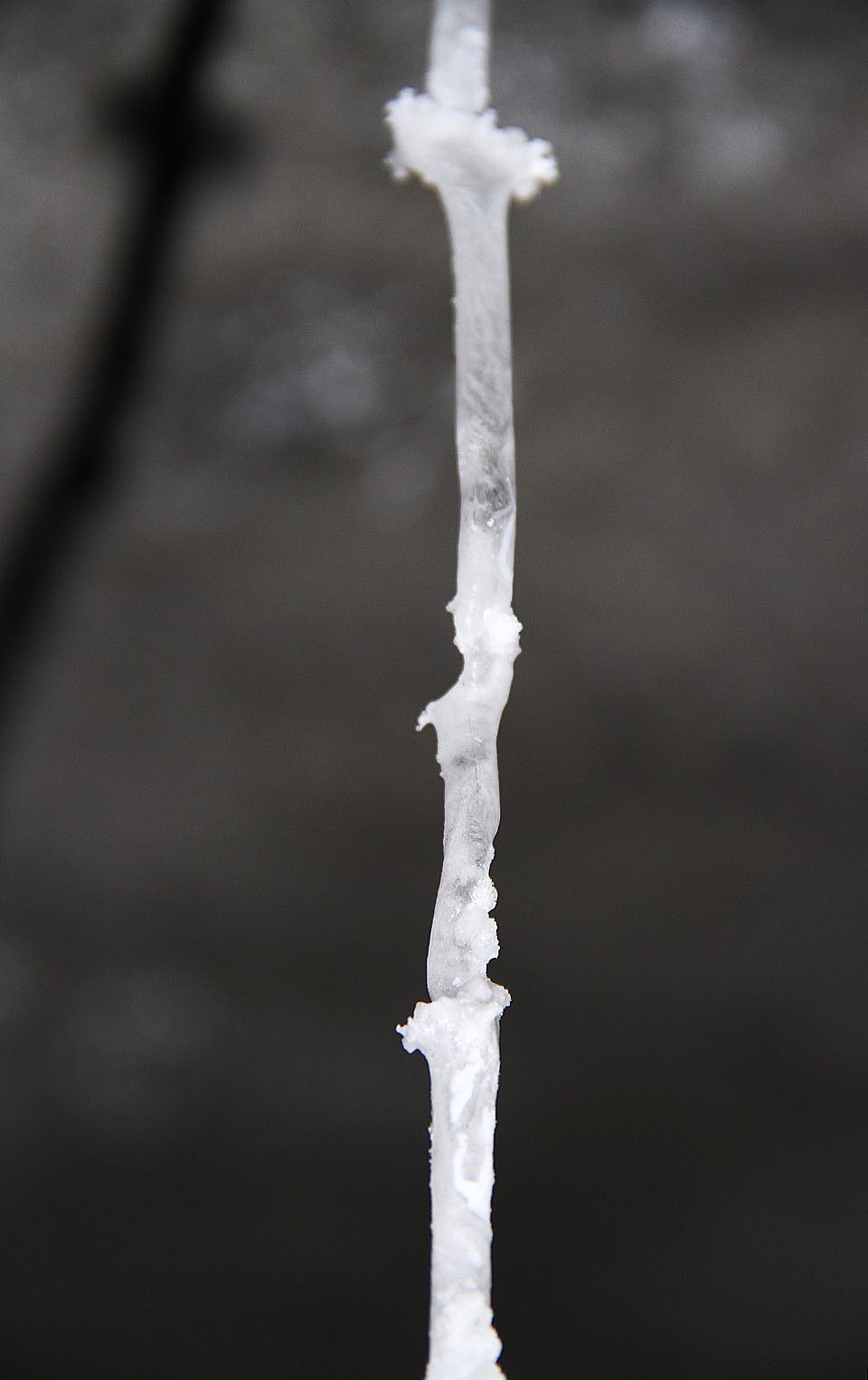 Průhledné krystaly uhličitanů vyluhovaných z betonu připomínají nevybroušené drahokamy. Anebo led, který se tu skladoval před stoletími.