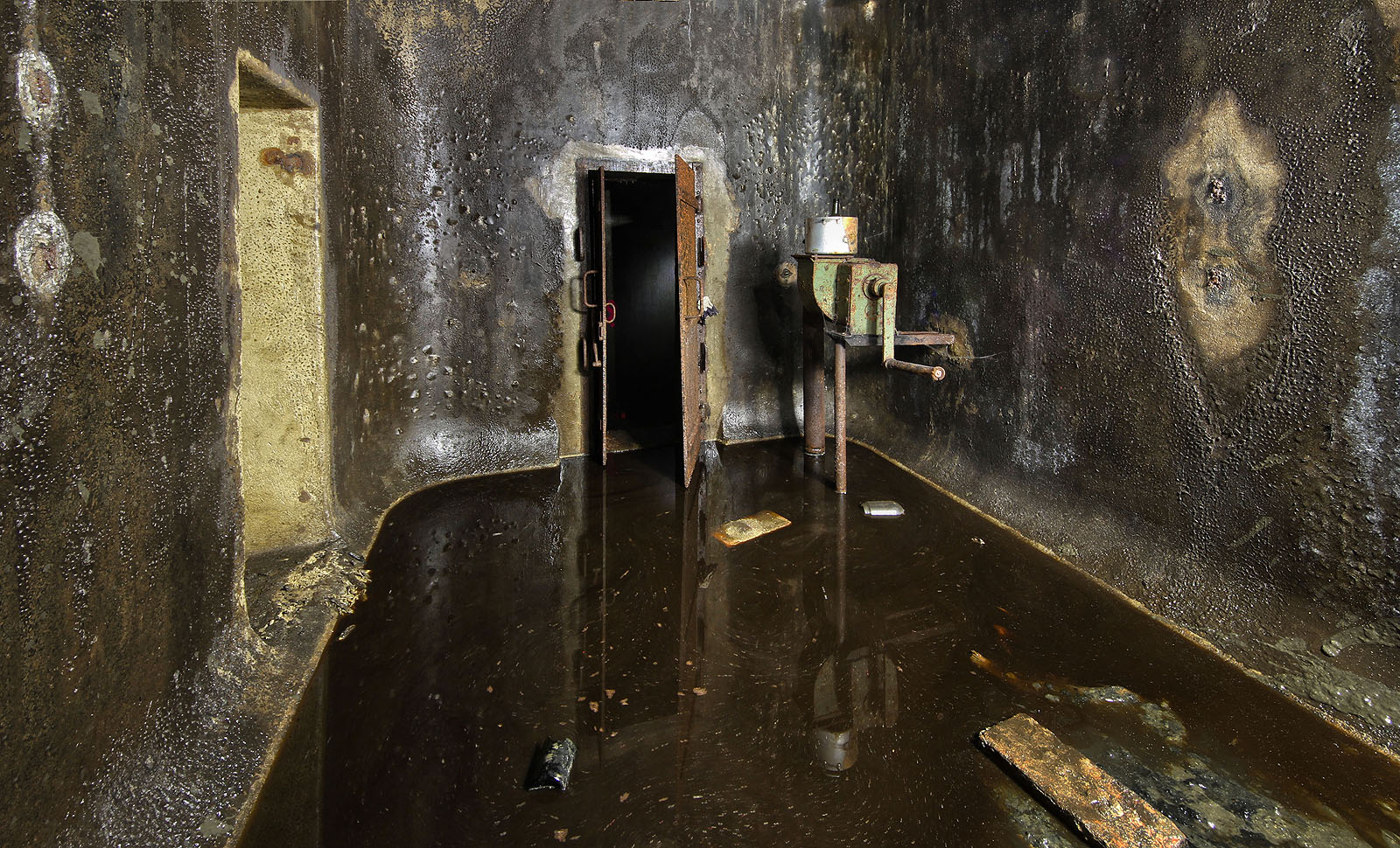 Nejmalebnější jsou místnosti částečně zatopené neznámou tekutinou. Představivost pracuje na plné obrátky - nejsou to zbytky zkvašeného piva, které stále vytéká z potrubí dávno zbořeného pivovaru? Nejmalebnější jsou místnosti částečně zatopené neznámou tekutinou. Představivost pracuje na plné obrátky - nejsou to zbytky zkvašeného piva, které stále vytéká z potrubí dávno zbořeného pivovaru?