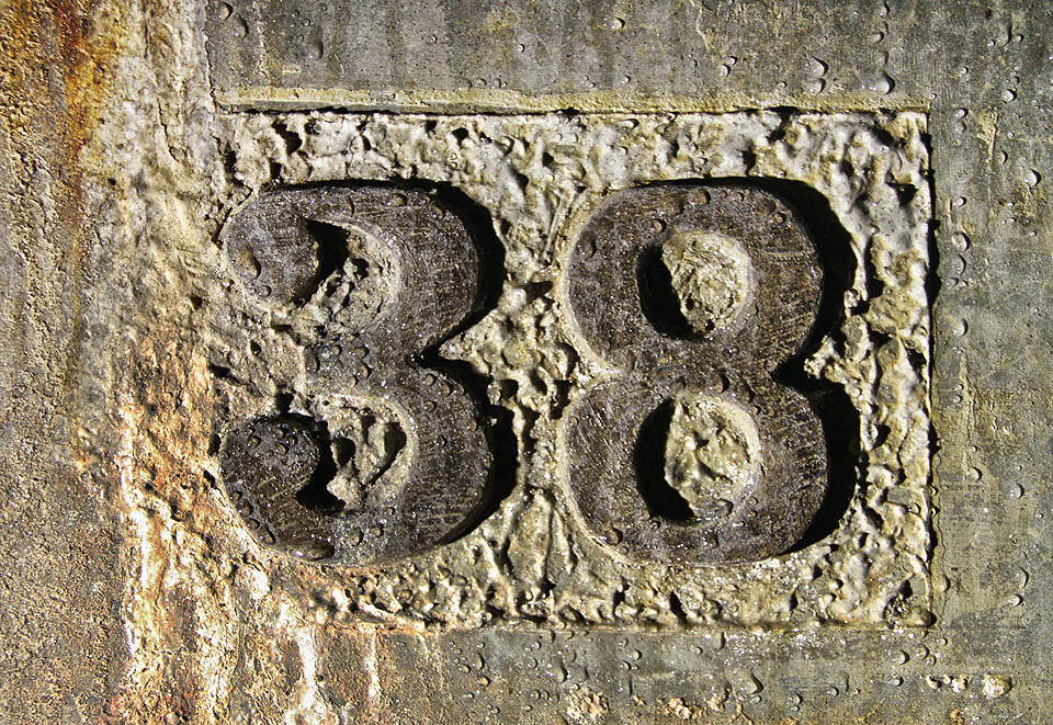 Za pomoci umělého nasvětlení lze dosáhnout zajímavých optických efektů. Vytupují číslice ze zdrsněného rámečku nebo se naopak plasticky propadají do hloubky betonové stěny? Za pomoci umělého nasvětlení lze dosáhnout zajímavých optických efektů. Vytupují číslice ze zdrsněného rámečku nebo se naopak plasticky propadají do hloubky betonové stěny?