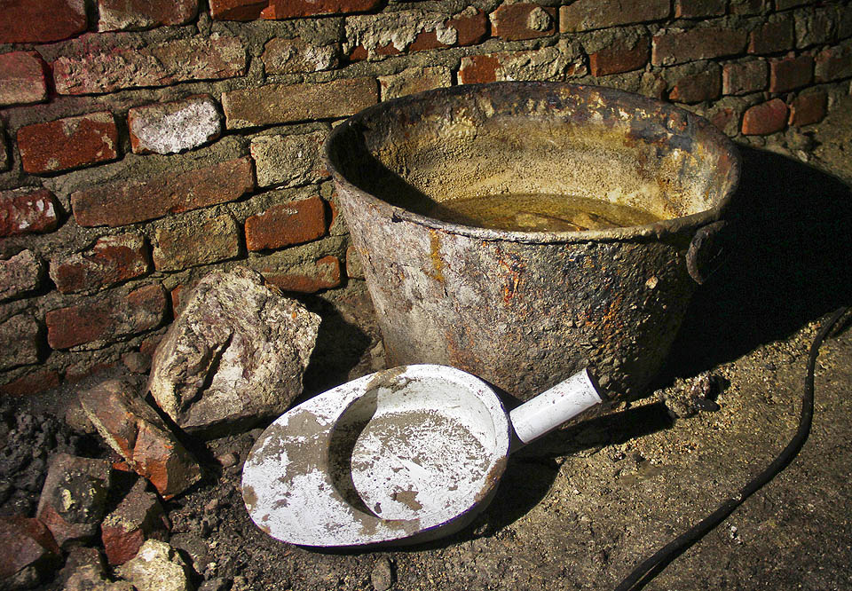 Pobyt v krytu se mohl v případě intenzivního bombardování protáhnout i na několik hodin. Za takových podmínek mohly přijít vhod i jinak neobvyklé pomůcky. Pobyt v krytu se mohl v případě intenzivního bombardování protáhnout i na několik hodin. Za takových podmínek mohly přijít vhod i jinak neobvyklé pomůcky.