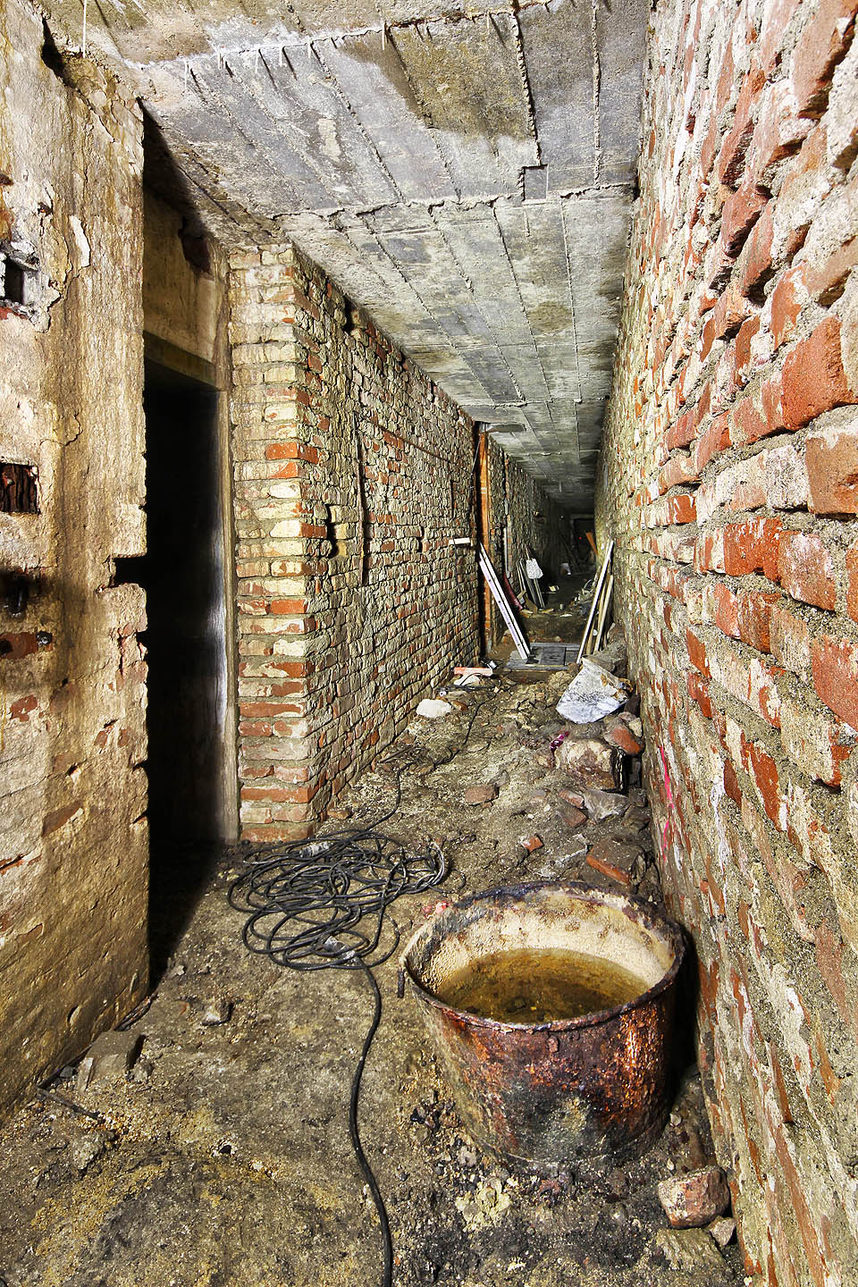 Přístup ke zrušeným pivovarským sklepům je z dlouhé podzemní chodby přesně kopírující řadu domů ve vnitrobloku - Hoppově ulici. Ta vznikla po krachu pivovaru Moravia ve 30. letech 20. století. Později byly chodby vyztuženy novými zdmi a částečně zaneseny nepořádkem z domů na povrchu. Přístup ke zrušeným pivovarským sklepům je z dlouhé podzemní chodby přesně kopírující řadu domů ve vnitrobloku - Hoppově ulici. Ta vznikla po krachu pivovaru Moravia ve 30. letech 20. století. Později byly chodby vyztuženy novými zdmi a částečně zaneseny nepořádkem z domů na povrchu.