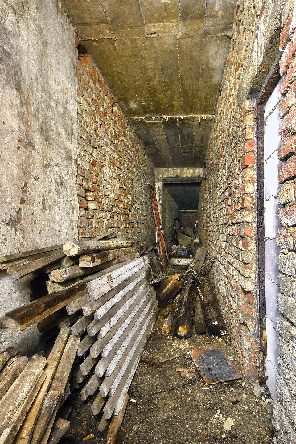 Po řadu let byly sklepy zrušeného pivovaru používány pro ukládání všeho, co už život na povrchu nepotřeboval. Po řadu let byly sklepy zrušeného pivovaru používány pro ukládání všeho, co už život na povrchu nepotřeboval.