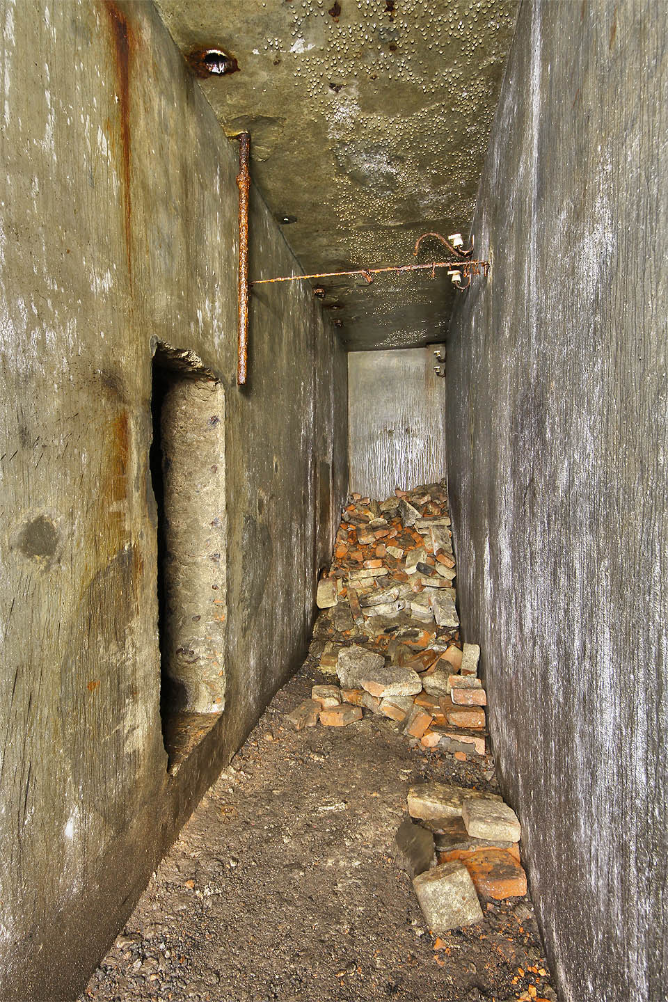 Směrem k východu se nachází zazděné vstupy do domovních sklepů. Na západ ovšem vybíhá několik spojovacích chodeb mezi neobvyklé železobetonové nádrže pro zrání piva. Původně tudy muselo vést také potrubí pro chlazení i transport nejoblíbenějšího českého nápoje. Směrem k východu se nachází zazděné vstupy do domovních sklepů. Na západ ovšem vybíhá několik spojovacích chodeb mezi neobvyklé železobetonové nádrže pro zrání piva. Původně tudy muselo vést také potrubí pro chlazení i transport nejoblíbenějšího českého nápoje.