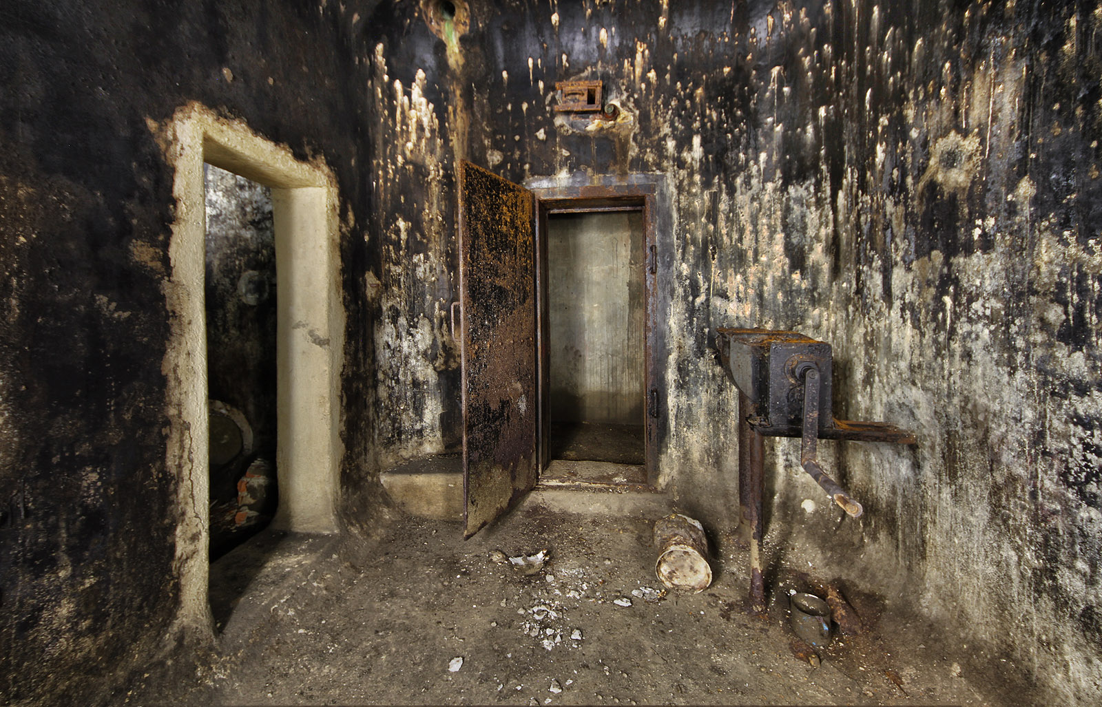 Nejvíc přístupných nádrží je na jižní straně systému. Probouranými vstupními otvorylze vejít celkem do 7 z šesti nádrží v řadě. V některých dodnes stojí voda, jiné jsou čisté a suché. Také čerpadla vzduchu stále pracují. Nejvíc přístupných nádrží je na jižní straně systému. Probouranými vstupními otvorylze vejít celkem do 7 z šesti nádrží v řadě. V některých dodnes stojí voda, jiné jsou čisté a suché. Také čerpadla vzduchu stále pracují.