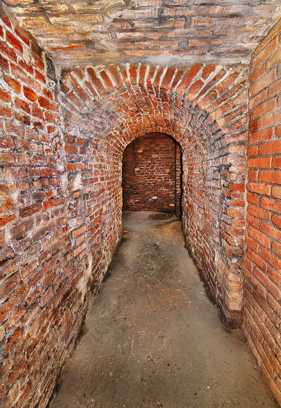 Pohled zpět do jižního sálu z chodby, která rovněž spojovala sklepení s podzemím pod palácem Padowetz, odhaluje zajímavý úkaz - podzemní kanalizační vpusť.