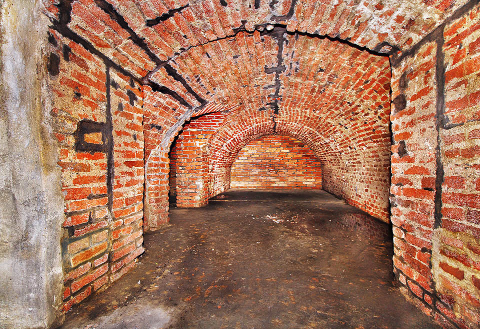 Centrální podzemní sál při pohledu od jihu. Zcela vlevo betonem sanovaná chodba od schodiště, dále propojka do severního sálu a vpravo zazděná chodba pod Josefskou ulici, zrušená při výstavbě kolektoru.