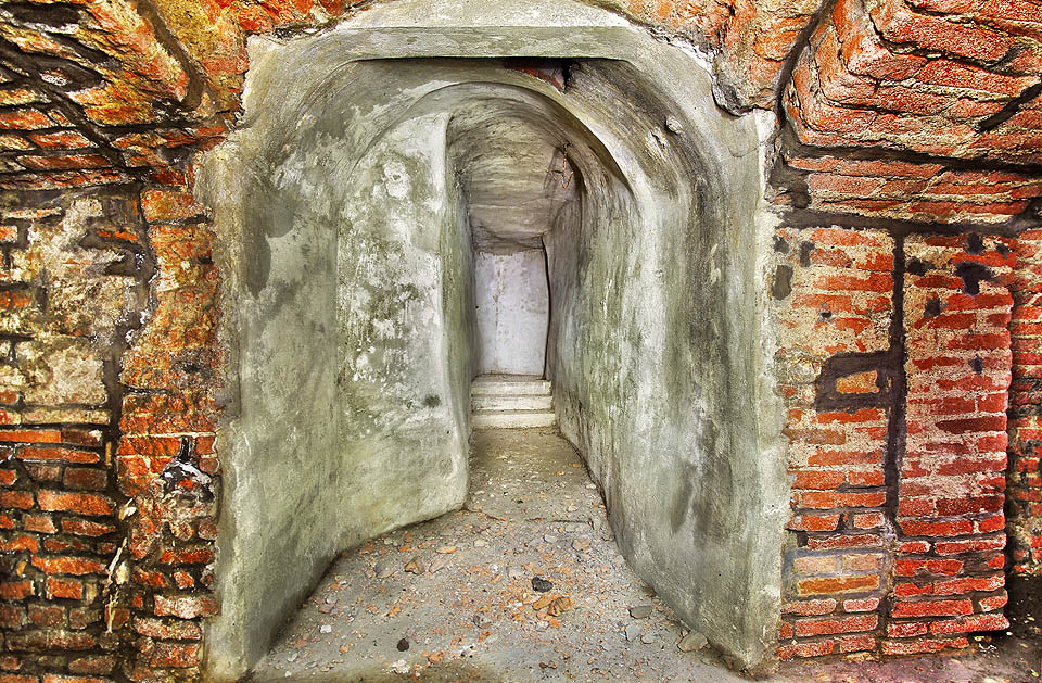 Jediná betonem sanovaná chodba vede k jihozápadu pod samotný dům U tří kohoutů. Ze železobetonového nástřiku koukají pouze tři schody zaniklého schodiště, kudy se dřív do sklepení vstupovalo.