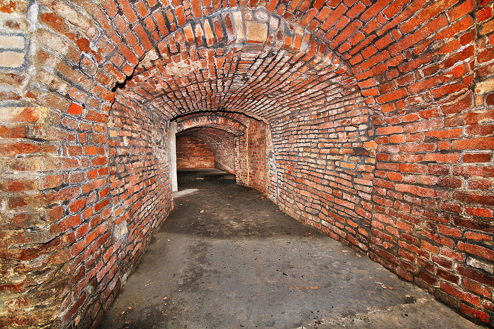 Ještě jeden pohled k severu, tentokrát již z konce třetího - jižního sálu. Zde byly pravděpodobně původně skladovány sudy s moravskými i zahraničními víny.