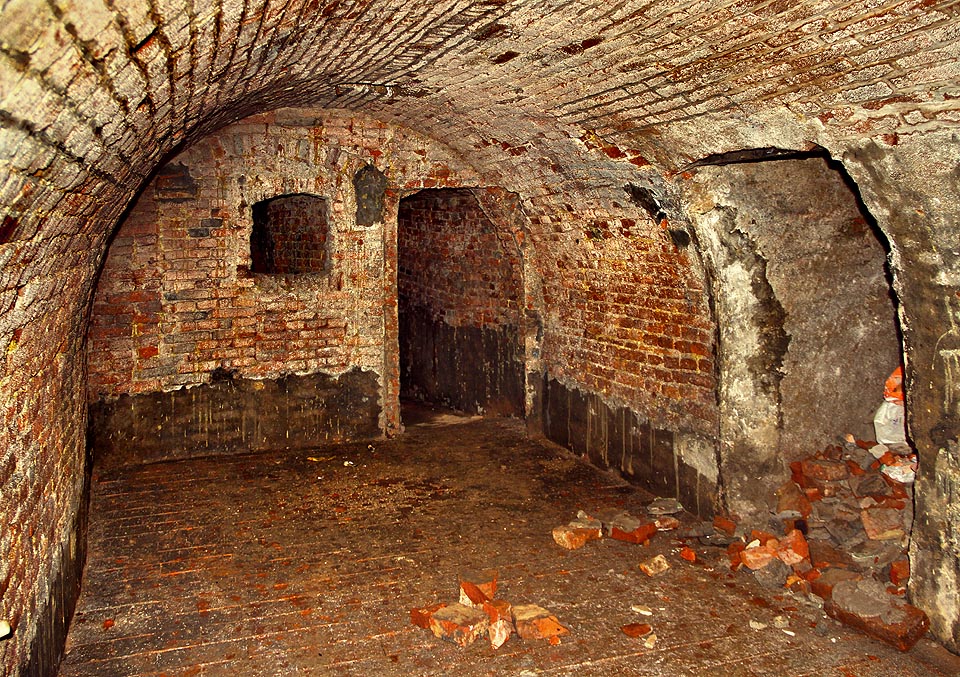 Průchod a okno z nejzápadnějího sklepa. Odtud by měla vést podzemní chodba prý až na Petrov.