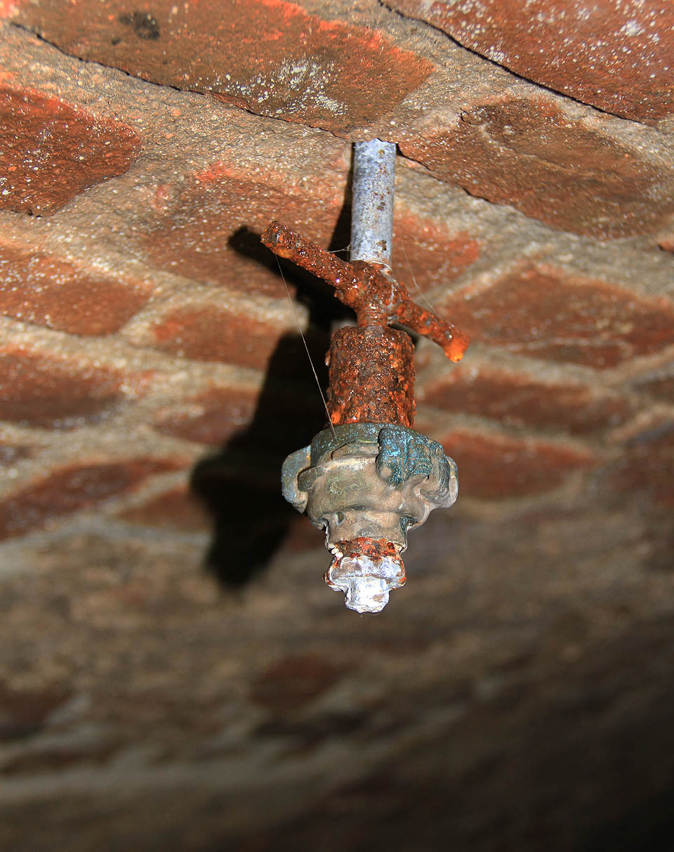 Nerozluštěnou záhadou zůstává ocelová skulptura vyčnívající z klenby v zadní komoře. Spojka z hasičských hadic a vodovodní záslepka snad sloužily k upevnění nezvyklého osvětlení?