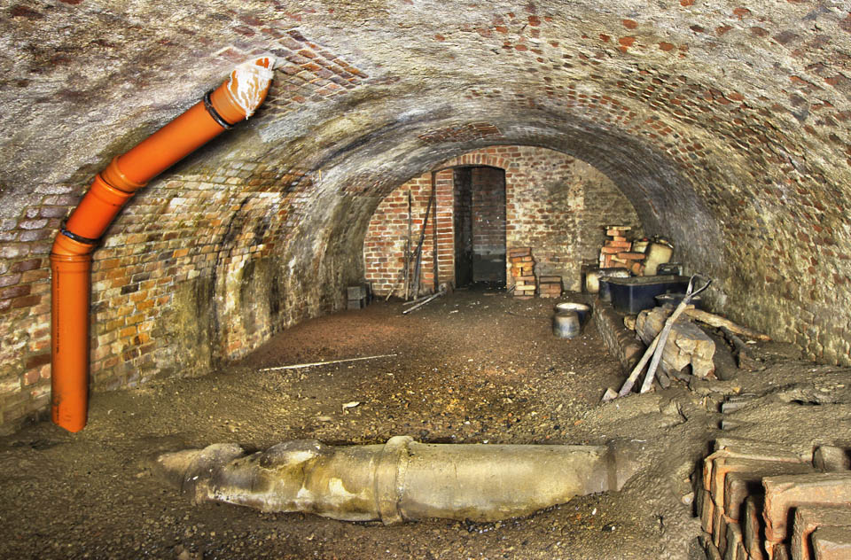 Nejpodivnějším objektem ve sklepení je soustava kanalizačních potrubí, protínající prostor ve svislém i vodorovném směru. Z rozbité betonové roury se valí nepříjemný pach a příležitostně i bahnitý kal.