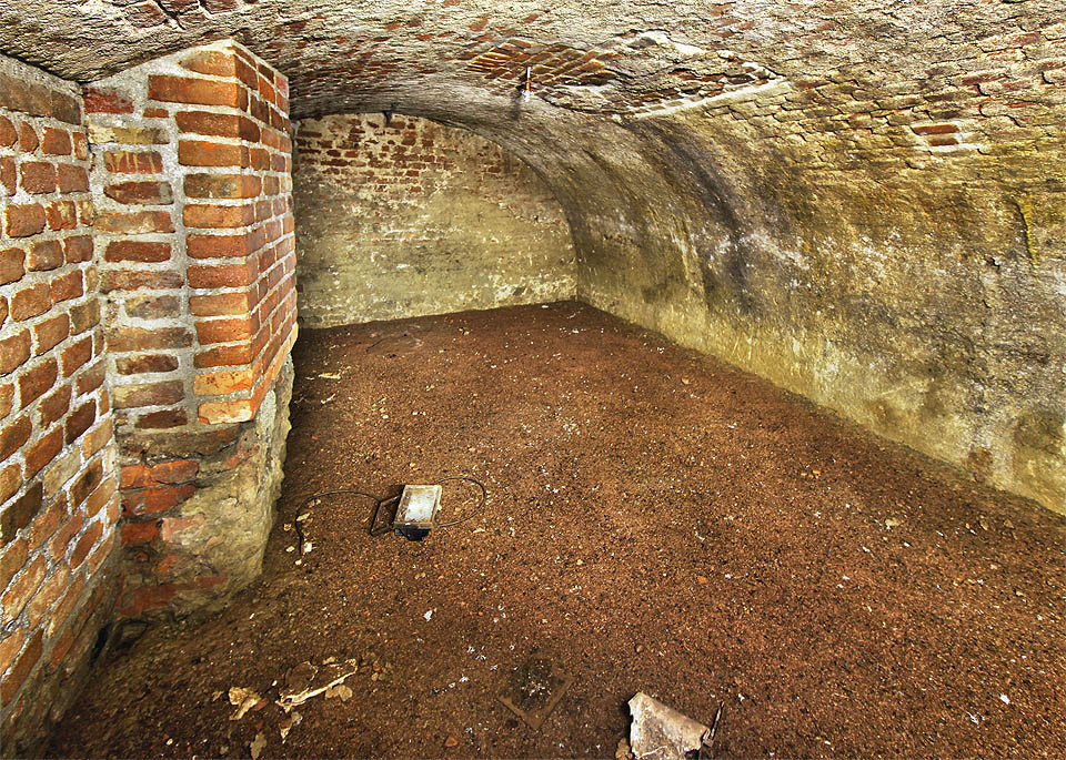 Pilíř vlevo je možná součástí základů mladšího domu stojícího na severní straně Dvořákovy ulice.