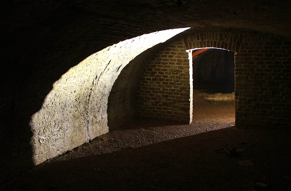 Sklepení na Dvořákově ulici je pouze jedním malým střípkem z téměř nekonečného světa podzemních prostor ukrytých pod Brnem. Jeho tajemství nás nepřestávají fascinovat.