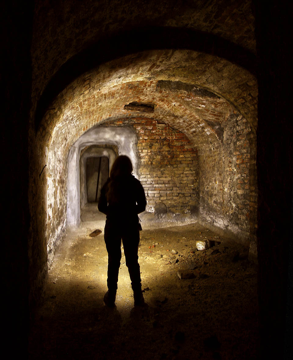 Historické prostory se nachází poměrně hluboko - ve druhém až třetím patře sklepů zhruba 8 m pod povrchem ulice.