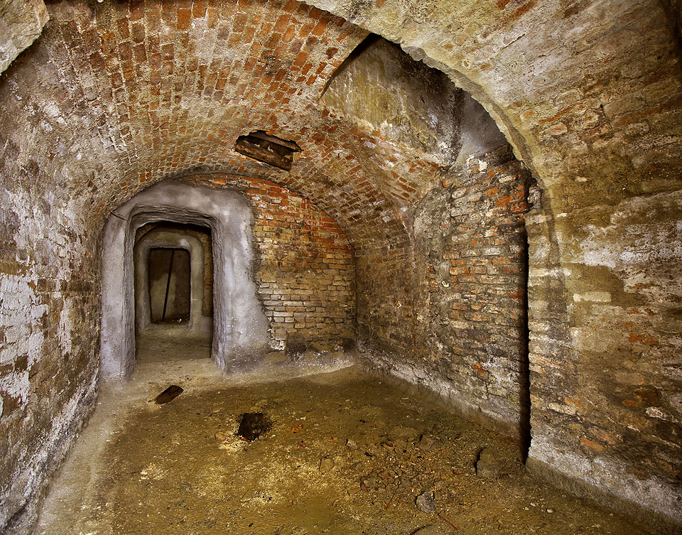 Sklepení je tvořeno pěticí přibližně obdélníkových prostor seřazených v řadě a propojených průchozími dveřmi.