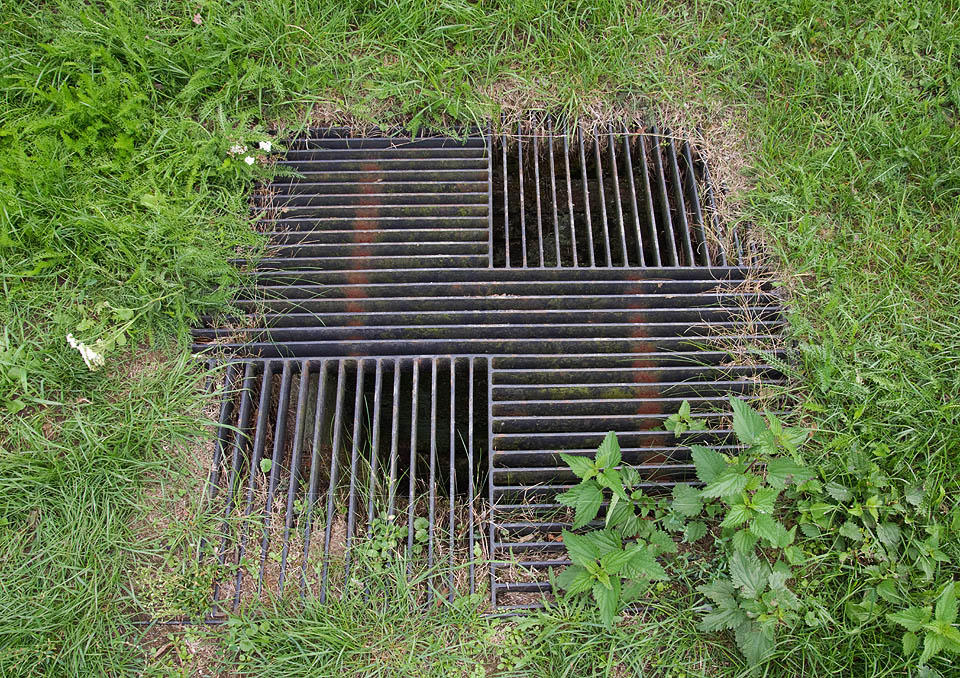 Odvětrání sklepů na Marku je zajištěno šachticí krytou elegantní mříží poblíž památníku legionáře Jana Gayera.