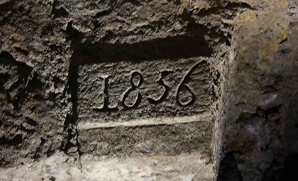 Letopočet na hlavním klenáku jasně zařazuje pivovarské sklepy doprostřed 19. století.