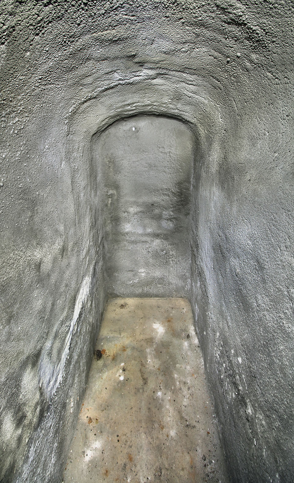 Jediná místnost druhého poschodí je nenápaditě sanovaná betonem. Že by začátek podzemní chodby vedoucí do kláštera? Nebo nechvalně proslulý karcer?