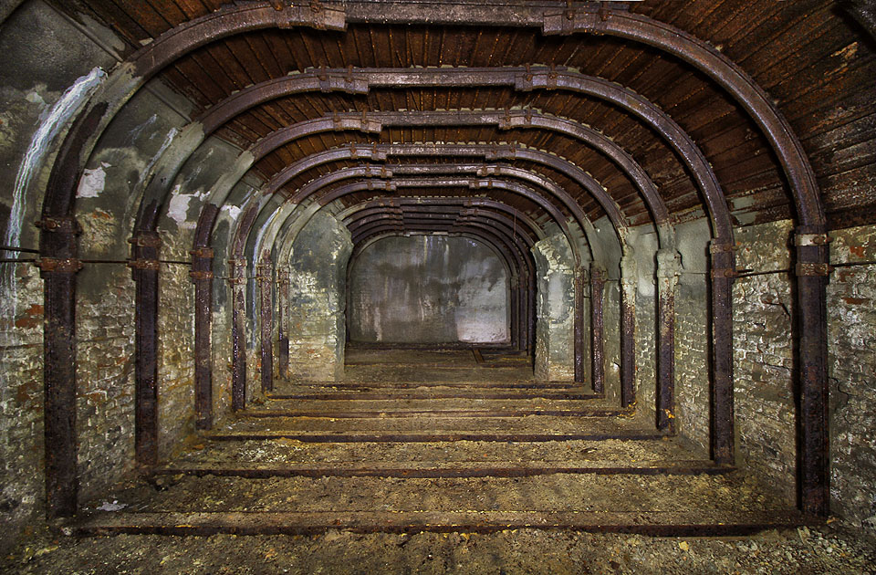 V západnějším z obou podzemních sálů zaujmou kromě ocelových hajcmanů pilíře se zborcenou klenbou, která nám tak trošku připomíná osud vítězného oblouku v Palmýře.