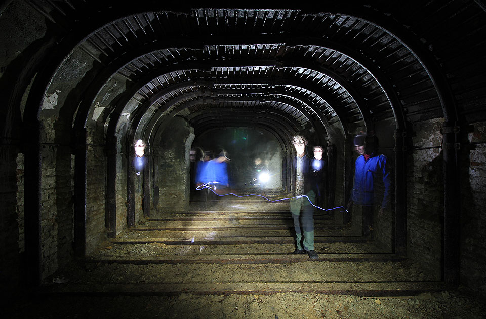 Žebrované ostění jako by svádělo k výskytu duchů zemřelých jeptišek a mnichů z bývalého Anenského kláštera. Nebo aspoň k výskytu ducha pozřeného Jonáše.