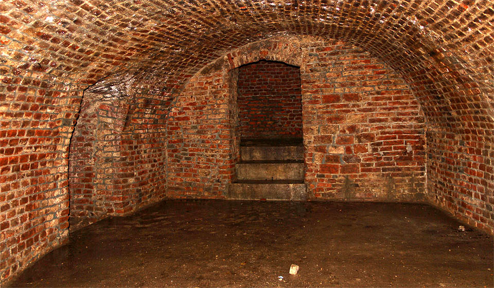 Přes relativně nedávnou sanaci jsou betonové podlahy sklepů pokryty vodou.