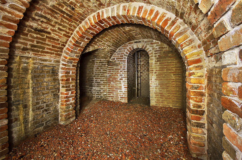 Součástí citlivé a svým způsobem dokonce opticky prostor vylepšující sanace byla instalace šachty spojující sklepení s povrchem ocelovým žebříkem.