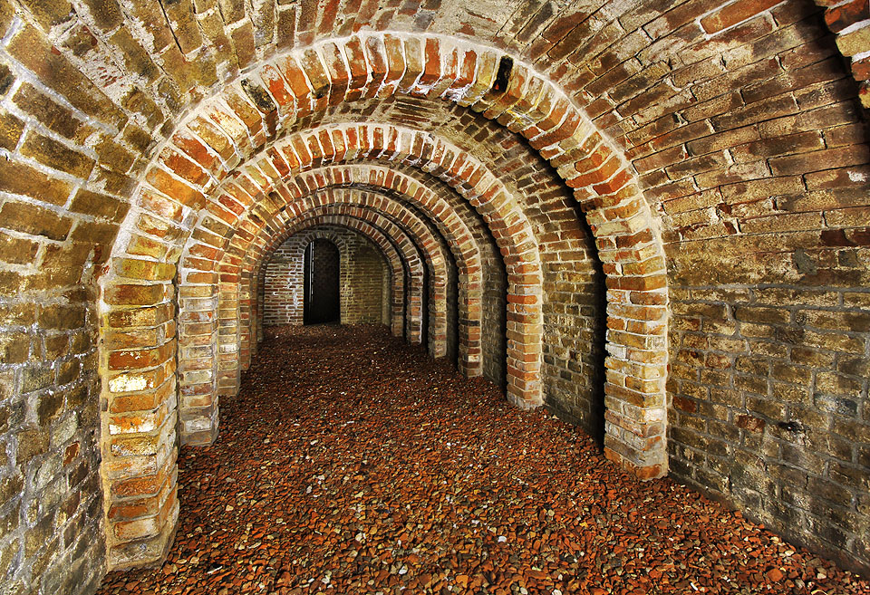 Podlaha je vysypána cihelným recyklátem, který neškodí prostorám vzhledově, ale umožňuje projít místnostmi suchou nohou.