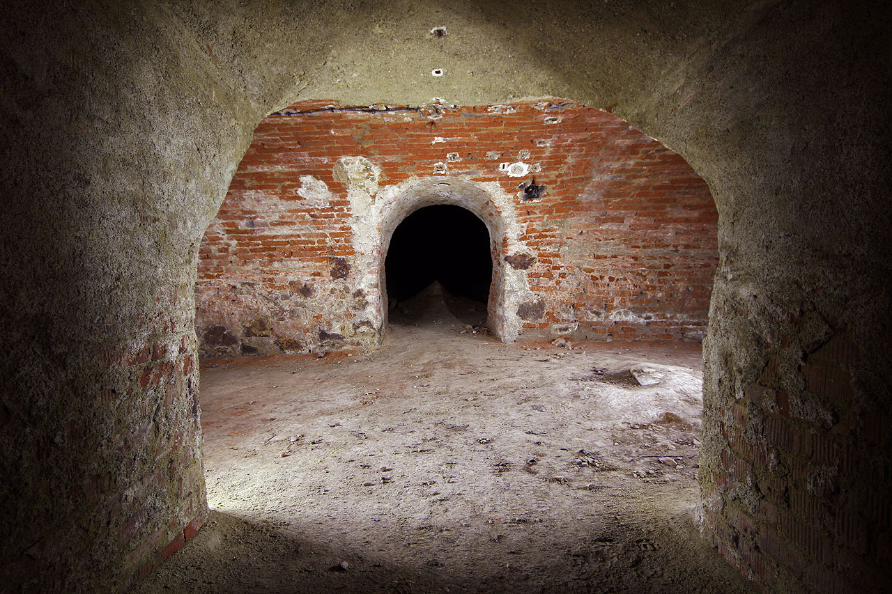 Romantický pohled ze spojovací chodby ze sklepů za domem č. 64">sklepů za domem č. 64 do severního sálu, který jediný neutrpěl betonovým nástřikem. Snad proto, že je již dostatečně hluboko pod povrchem a tedy lépe chráněn proti vlivům povětrnosti.