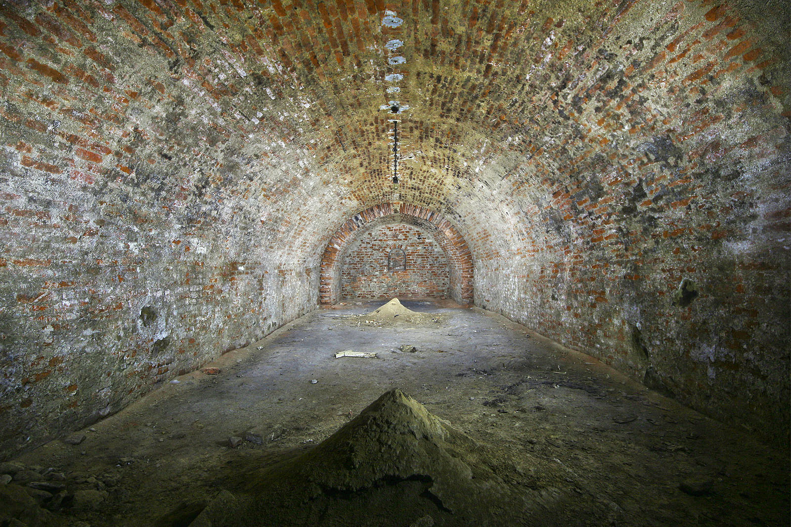 Ze severního sálu vede k povrchu větrací komínek a je také vybaven typickou nikou pro odkládání lampy z dob, kdy elektřina sloužila jen k pohybu žabích stehýnek.