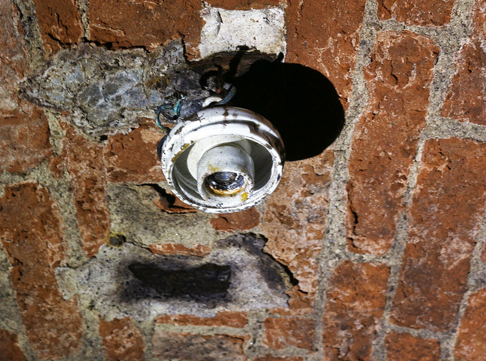 Původní porcelánová svítidla pochází pravděpodobně z doby největšího rozkvětu vinařství na Hlinkách, tedy 30. let 20. století. Dávno jsou už mimo provoz.